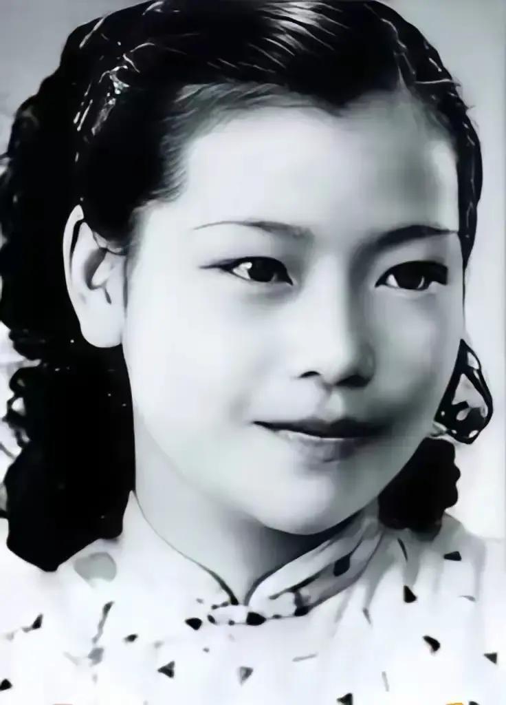 1976年，一名头发花白的老妇纵身跳入北京护城河中，当人们将她打捞后，才发现这个