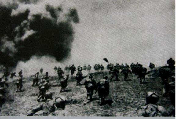 1958年8月，解放军炮兵第305团被数万叛众团团围住，这支孤军既无步兵支援，又