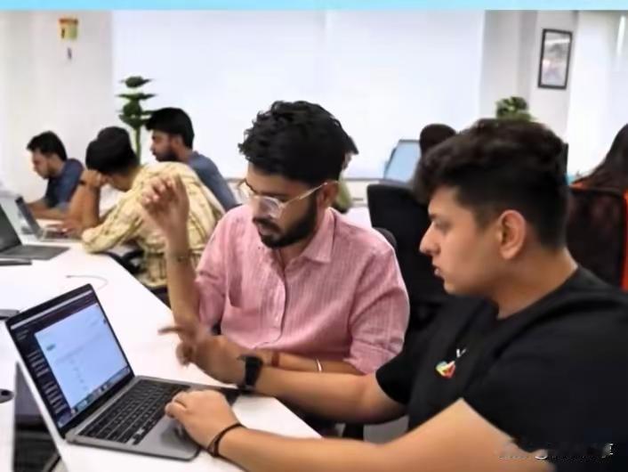 懵了，为什么我们把礼貌给了外国人却把尖酸刻薄留给了自己的同胞呢？现在三哥在