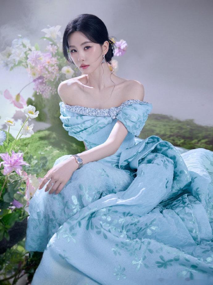 刘诗诗薄雾海天蓝裙美到失语，轻盈面料勾勒曼妙身姿，在阳光下宛如梦幻仙子！刘诗诗夏
