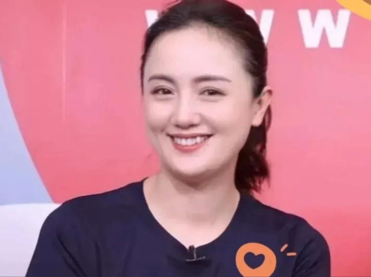 面相真的是一门玄学！朱媛媛的面相很和善，额头饱满，眉眼弯弯，耳垂有肉，嘴角有痣，