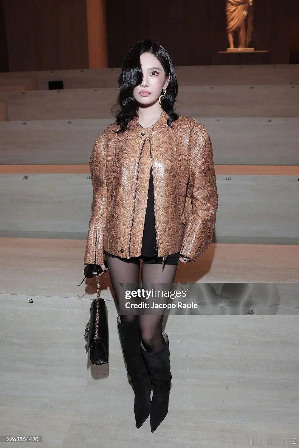 宁艺卓米兰时装周GUCCI大秀g社生图，这一身有点难评