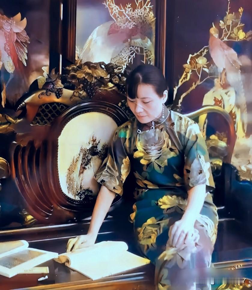 一张老照片，拍摄于上世纪20年代，大家瞧瞧身着旗袍坐在榻上静静看书的这人是谁！原
