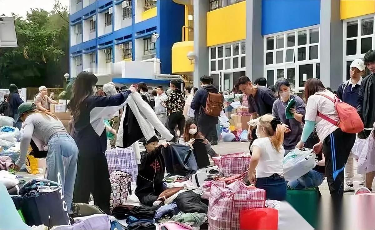 凌晨的火，把家烧得连灰都没剩。新衣服还挂着吊牌，给女儿攒的金镯子是结婚时的陪