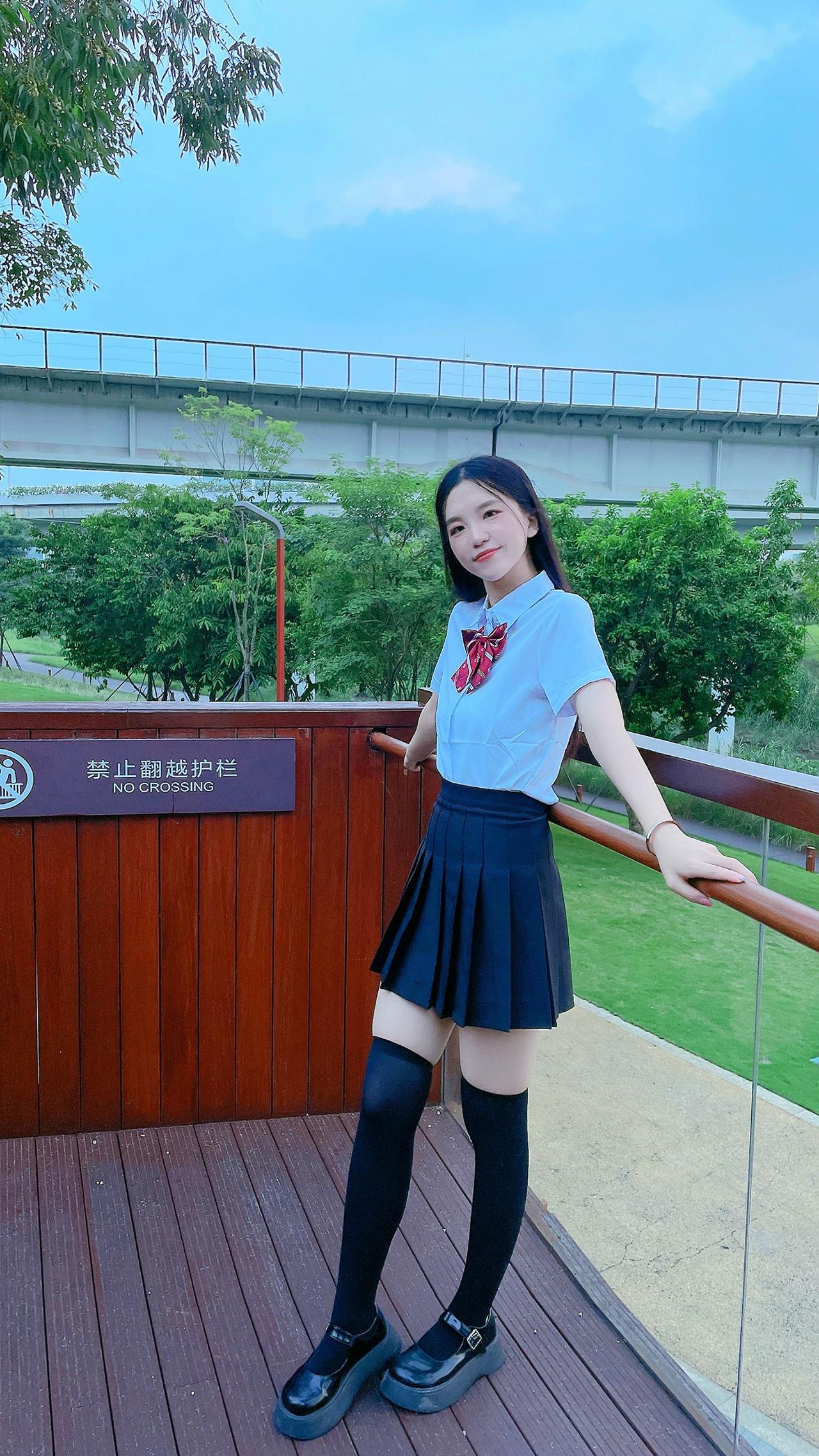 没人能定义你的上限，除了你自己；别把世界让给你讨厌的人。美女JK过膝袜黑