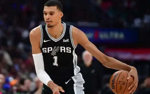 今日，马刺对阵掘金的比赛赛前，美国篮球记者BrettSiegel更新社媒：“