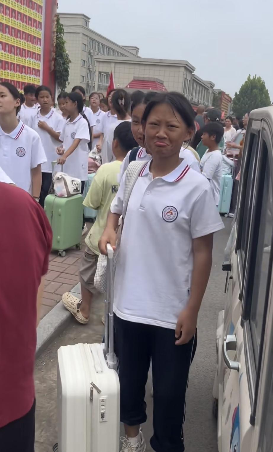 初一女生新学期军训结束，家长接她们回家的时候一看脸全都晒黑了，有一个学生的父亲看