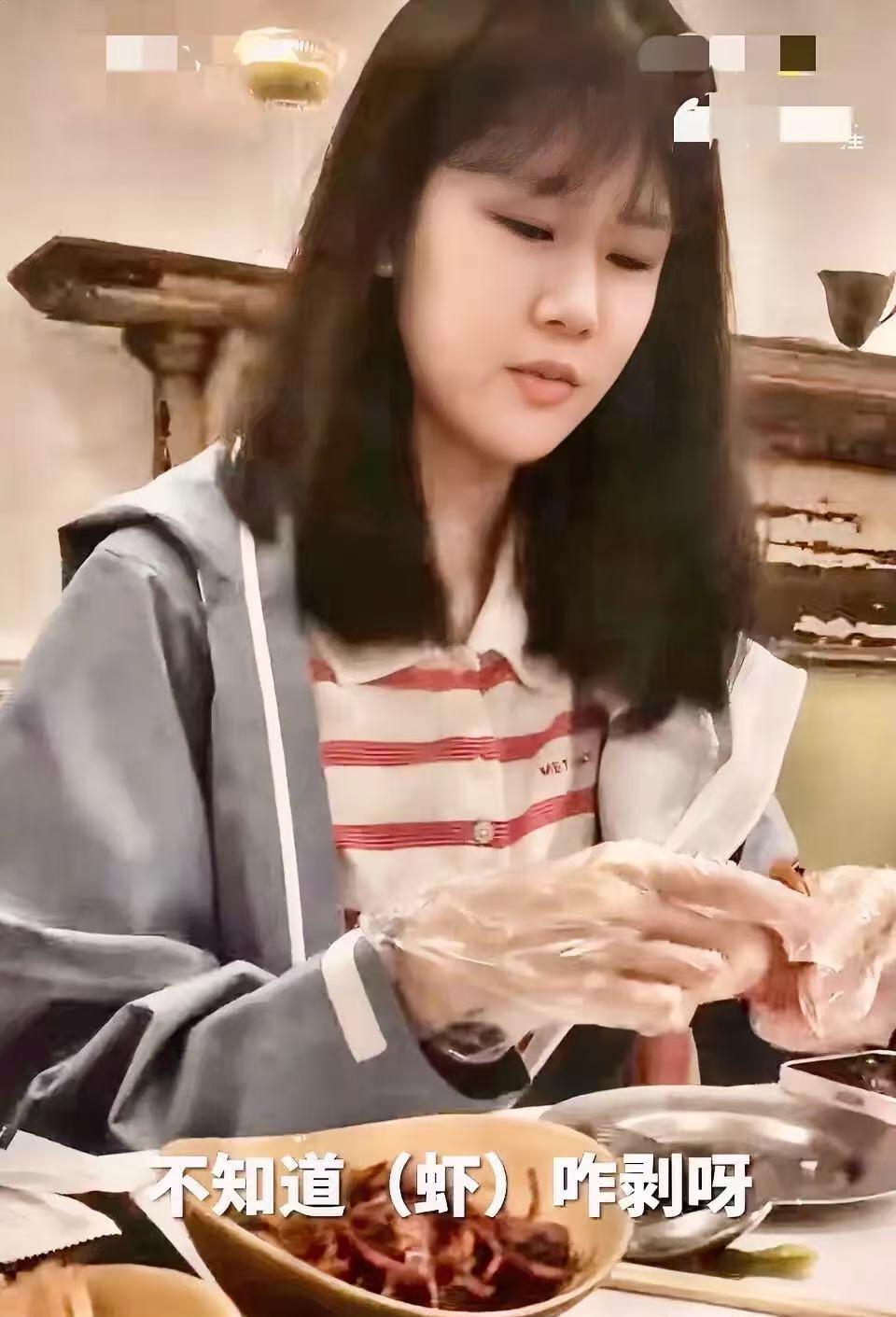 估计陆毅女儿以后不好找对象了，原因很简单，不是因为她17岁了都还不会剥虾，而是