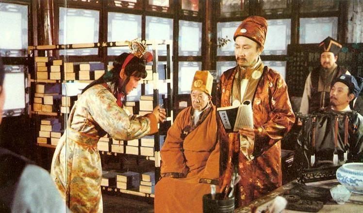赵姨娘来找贾政说情，想要让彩霞给贾环做妾，如今彩霞放出去了，被旺儿的儿子看上，彩