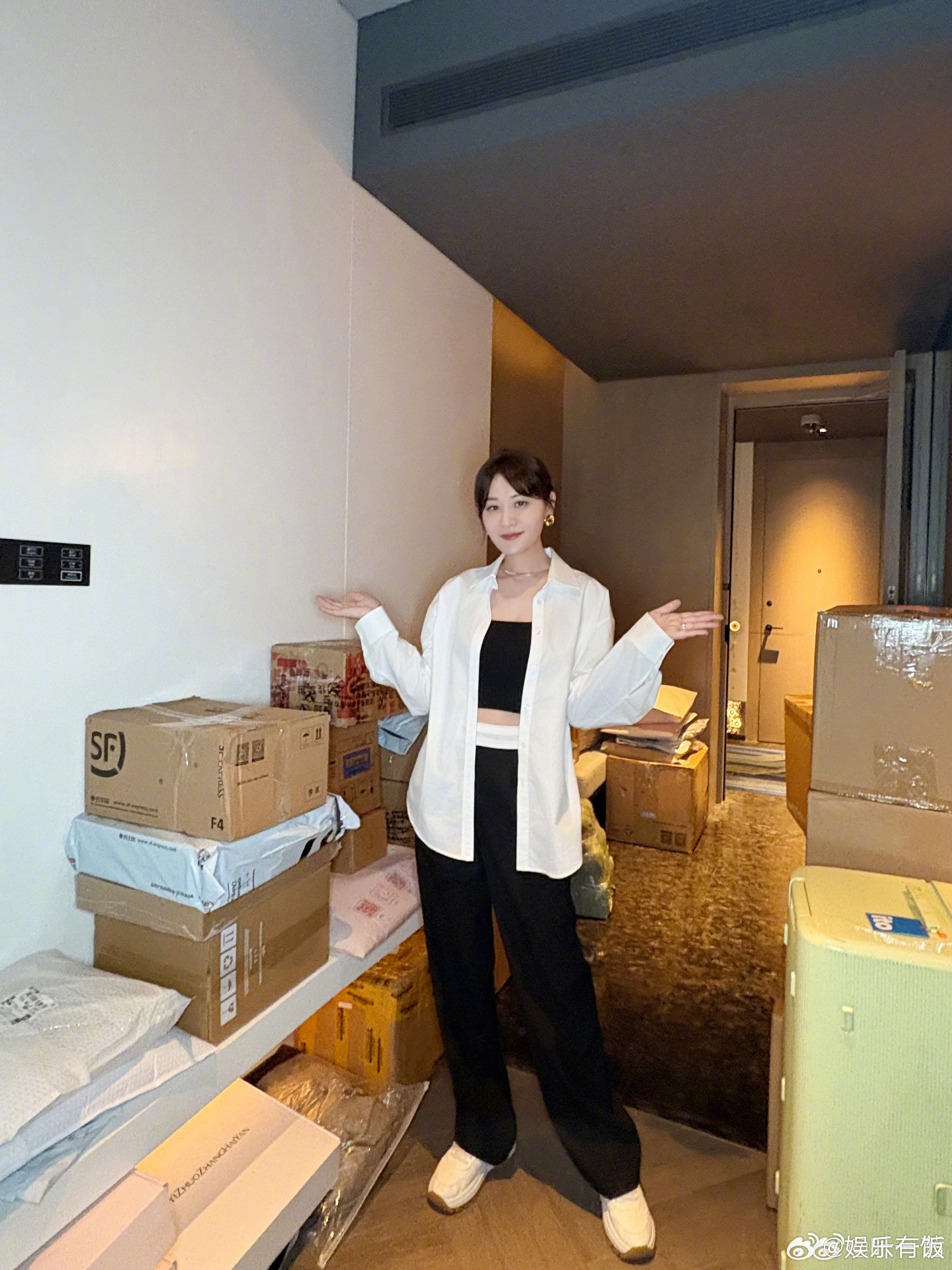 叶一茜快递成团叶一茜打包行李备战浪姐备战浪姐实录，晒家里堆得满满的快递箱，调侃