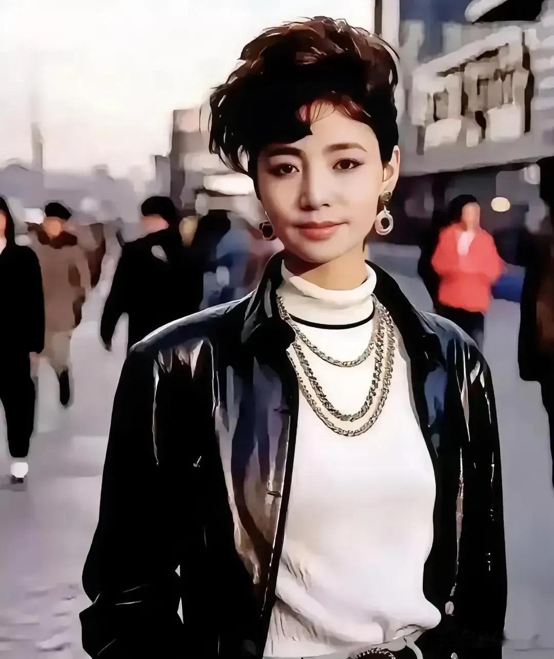 谁说宋丹丹从小就像老太太，看看人家二十多岁的照片，不也是身姿挺拔的美女。后来老