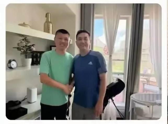 看过袁老师写的《历史就是这么回事儿》，是描写二战的书，他的文笔不错，也很诙谐，