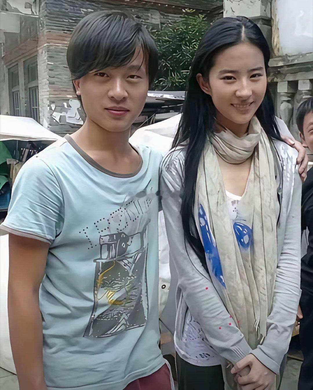 怎么才能在非常漂亮的女生面前不自卑答案：建议把手机搭在她的肩膀上