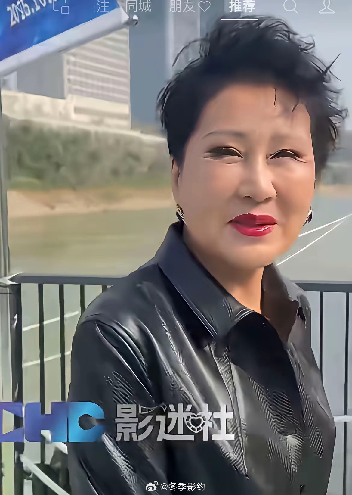 有网友说：张凯丽也是不服老，为了变年轻，把自己的脸折腾的都快认不出本来面目，眼睛
