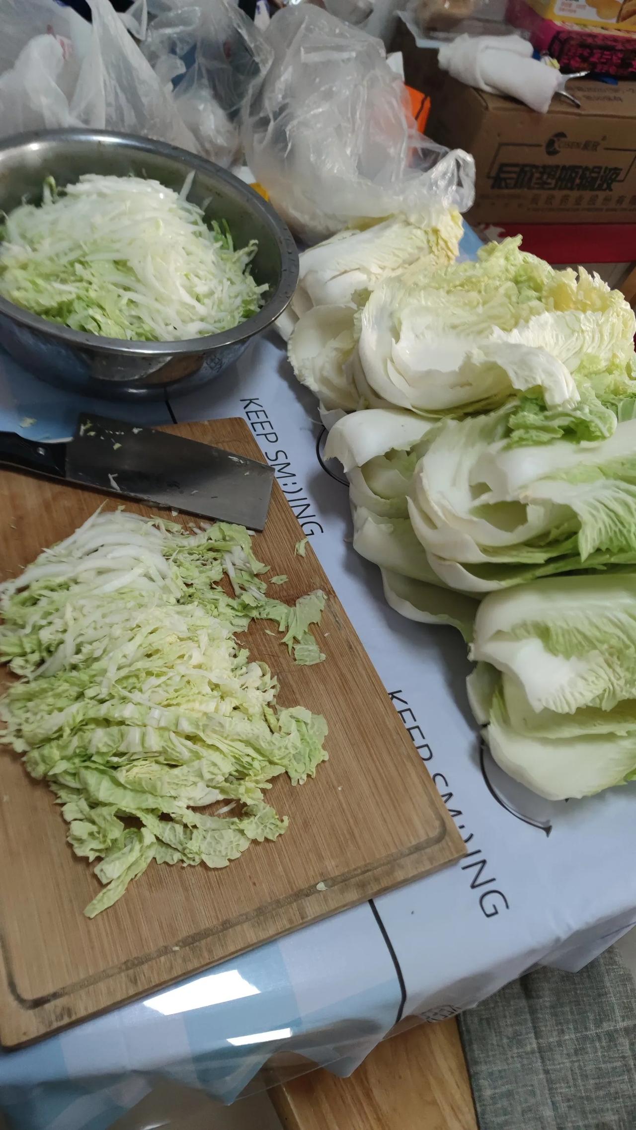 快速腌酸菜法：今天上午，我和老伴忙乎了一上午，把四颗大白菜腌成了两桶酸菜。首先