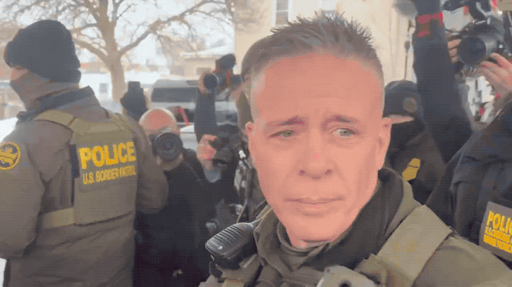 美国ICE指挥官被扔薯片：人人都骂，要不是周围有特工保护早就被撕了！21日，美国