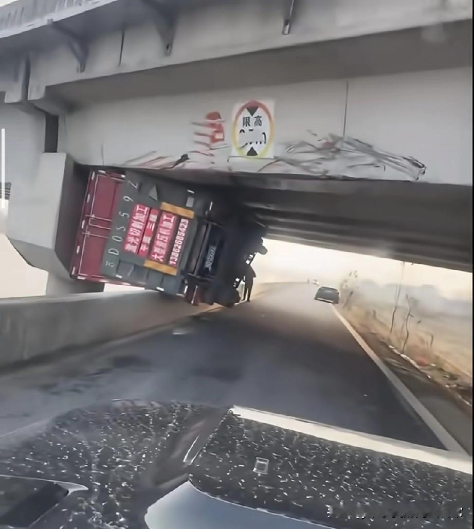 货车卡桥底像极了俄罗斯方块直接笑喷！一辆大货车硬生生卡在桥底，车身歪歪扭扭