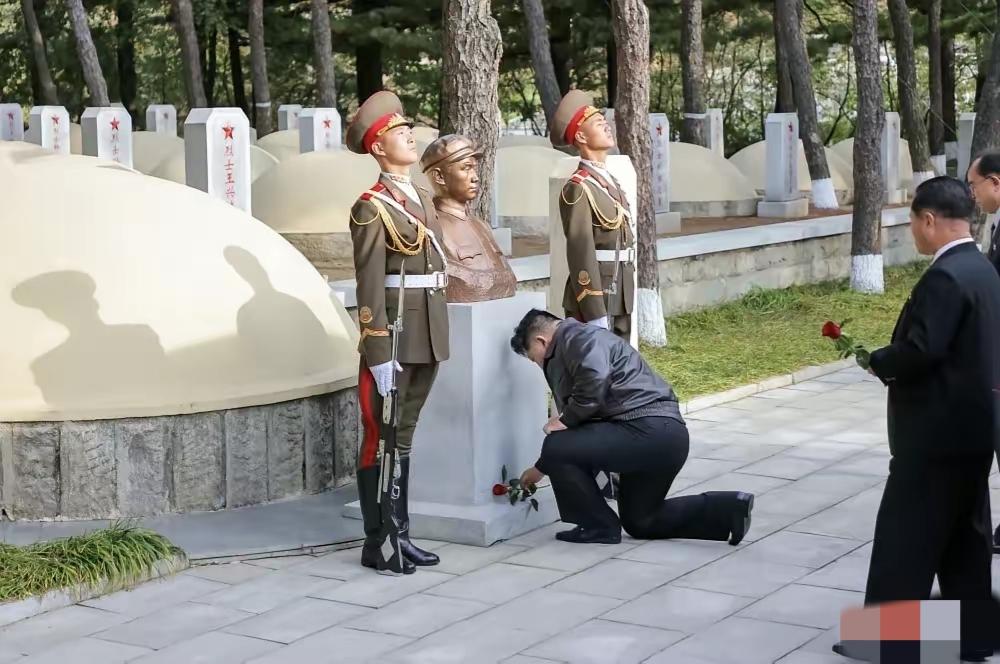 刷到金将军在桧仓郡烈士陵园单膝跪地的画面,我直接破防了——这哪是普通的祭拜啊,分