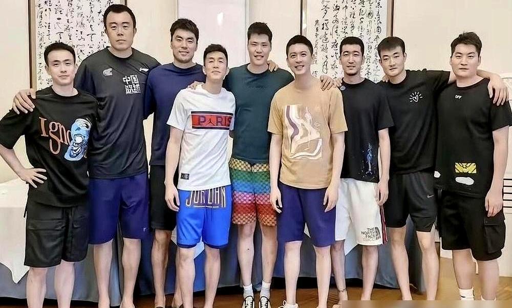 都以为杨鸣是靠脸吃饭的“儒帅”，那就太天真了。辽宁队那股子“戾...