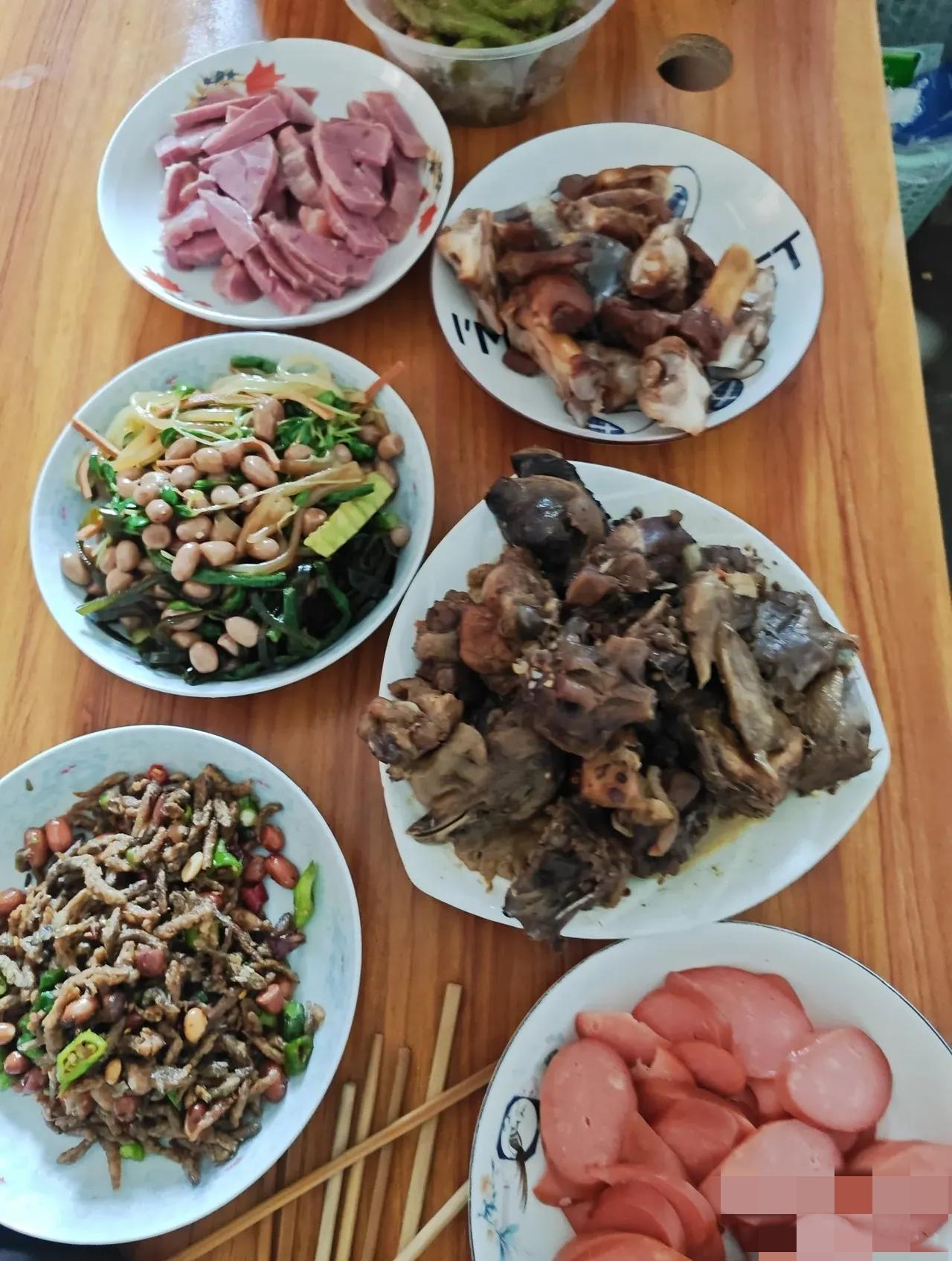 这位九年全职宝妈的分享，瞬间被“没人接娃别上班，否则又累又穷”戳中——她两次尝试