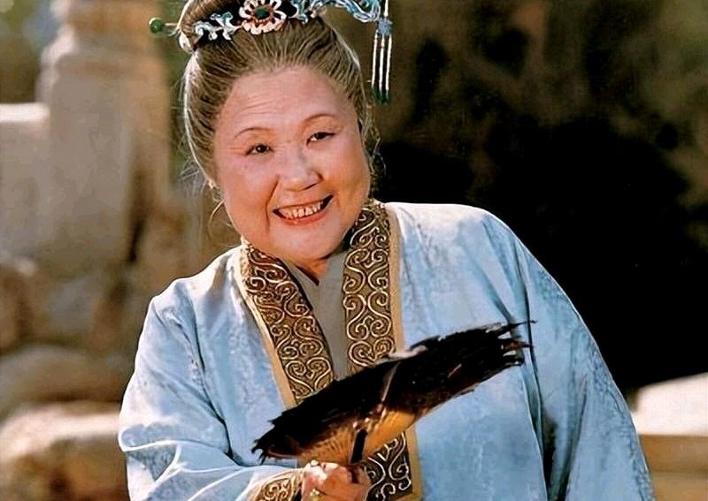 贾母荣华富贵，刘姥姥粗茶淡饭，谁才是《红楼梦》里最幸福的人？大观园的秋宴上，