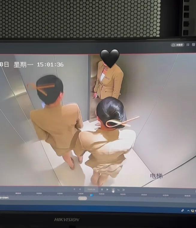 小姐姐们在电梯里面跳起来吧