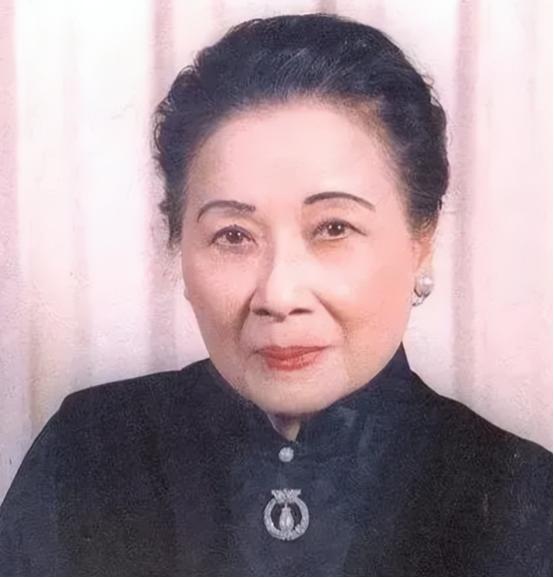 1996年，李登辉上台后撤掉蒋氏父子的陵墓守卫，并于台湾大肆破坏蒋介石雕像，宋美