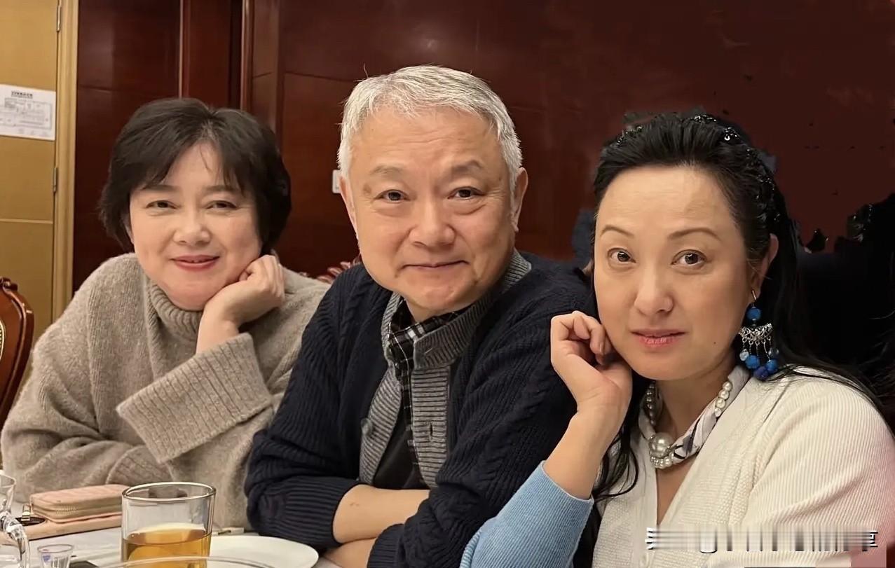 中间这一位白发苍苍的老演员能一眼认出他的，估计年龄也有50岁以上了，他当年演的角