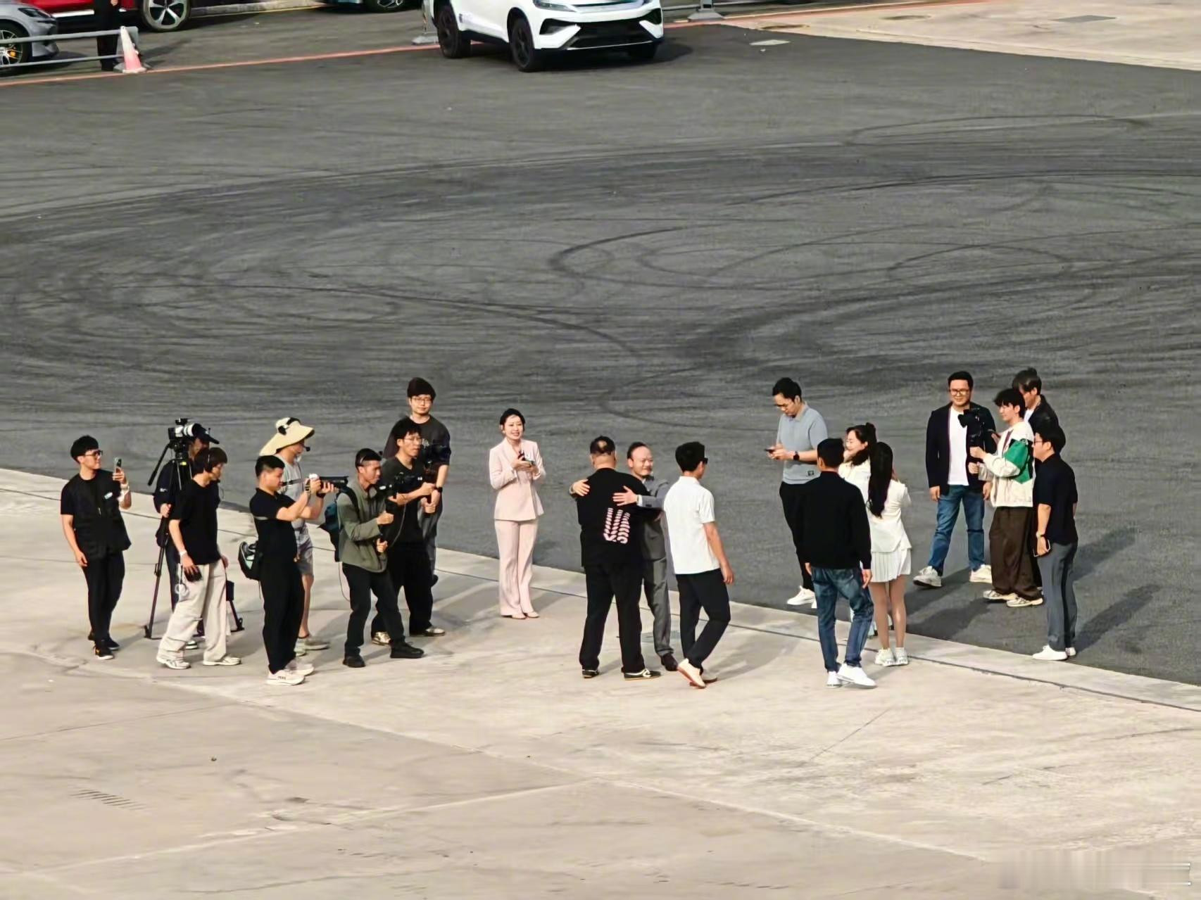 腾势D9把老车主宠上天了我去！腾势老车主坐直升机空降比亚迪！第二代腾势D9上市发