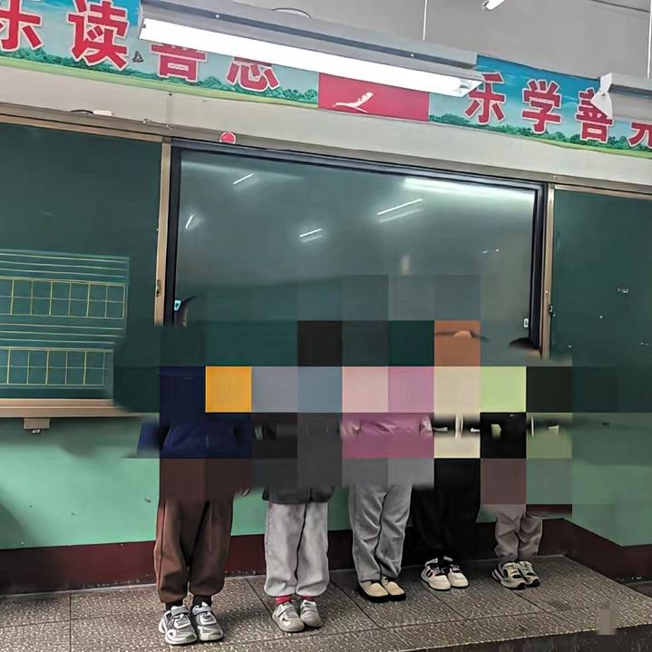 老师又把大宝的照片发到群里了。前两次是忘带签字纸、没背完作业，这次更冤，作