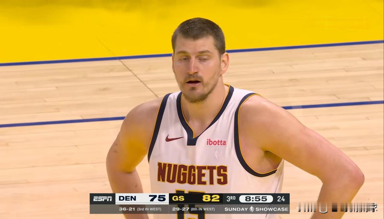 掘金当家球星约基奇真是欲哭无泪！在今天掘金客场以117：128爆冷输给勇士的比赛