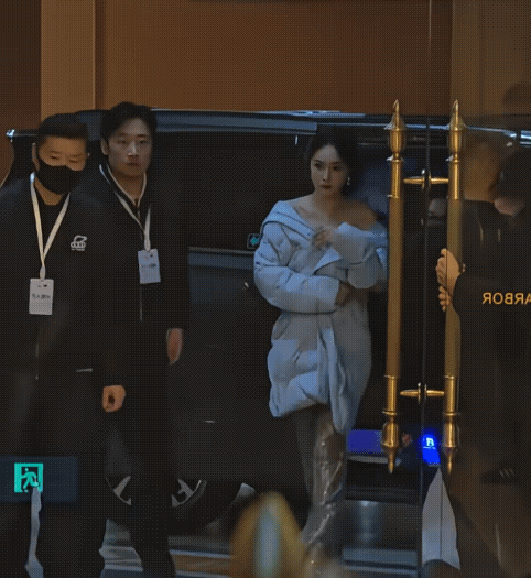 看不明白了，她到底是怎样做到又冷又热的？