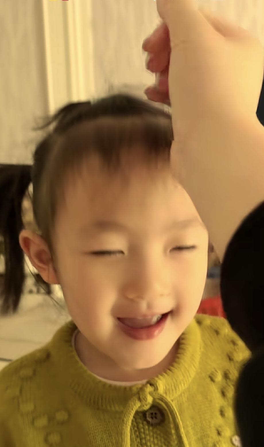 ，晃三下之后，就给闪闪头上敲一下，如此反复的动作一连敲三下。虽然闪闪不哭不闹，
