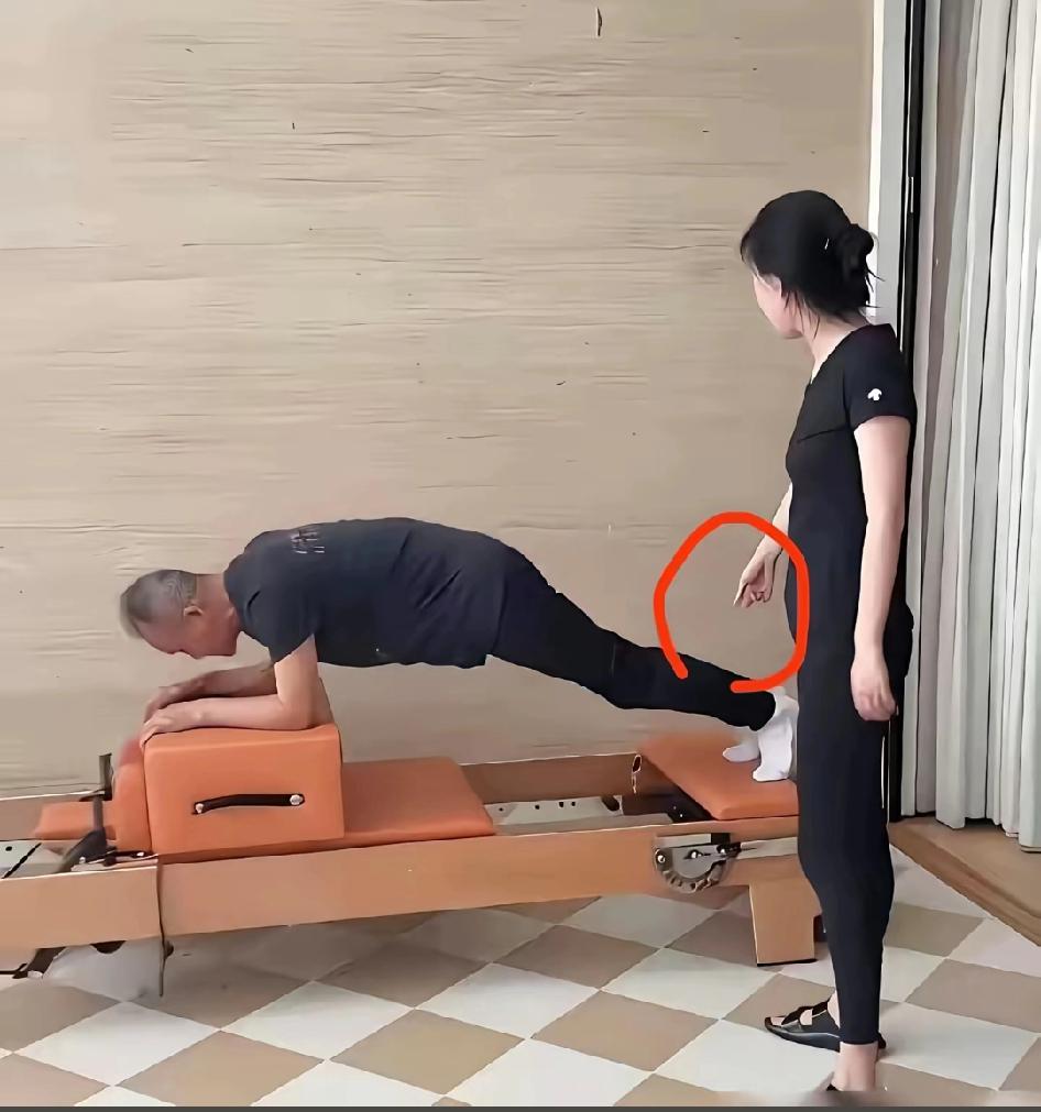 田小姐训练70岁王石做普拉提，王石需要找个老伴，现在却找了个老板，安享晚年不好吗