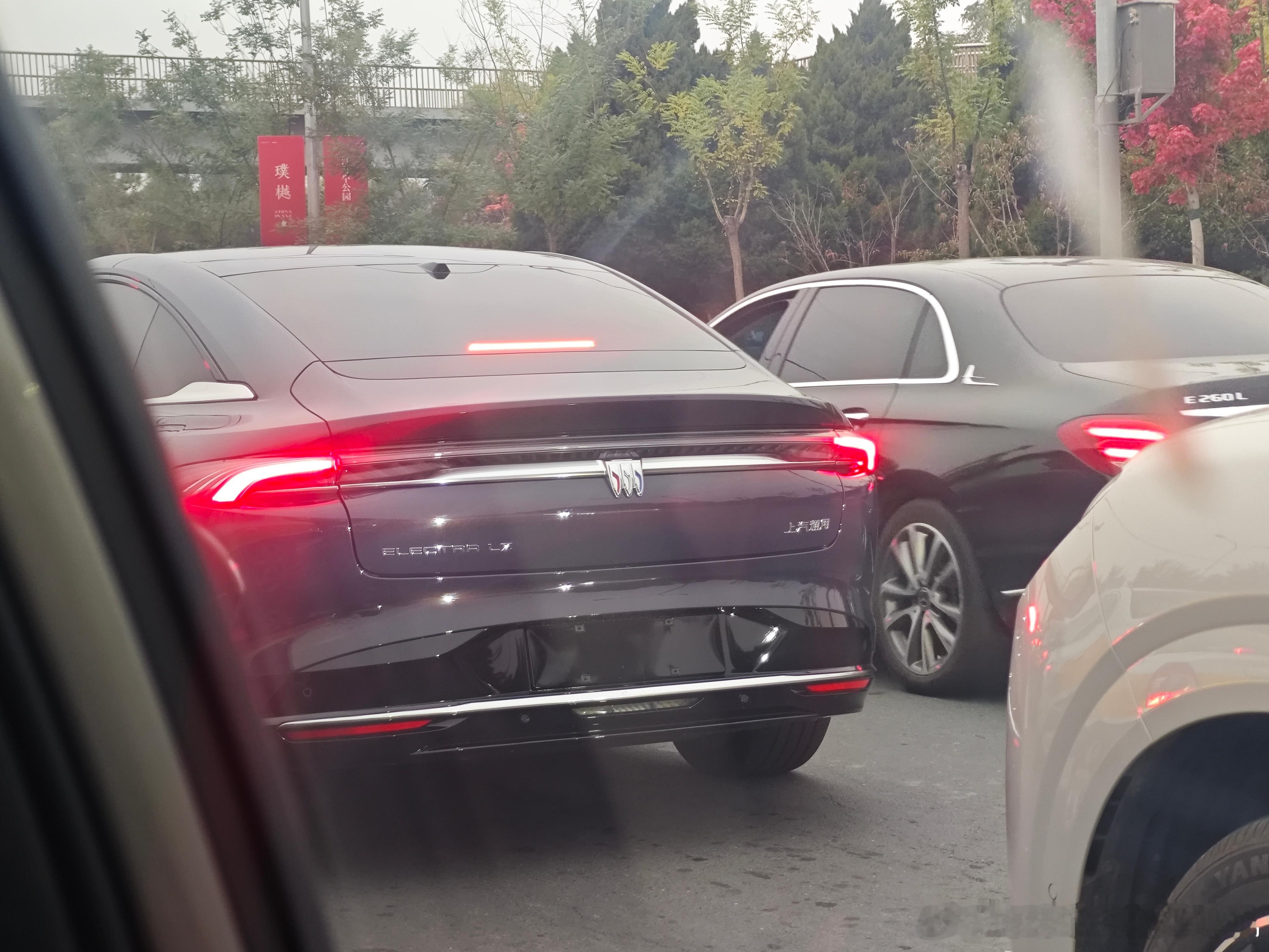第一次见到路上的别克至境L7，尾灯还是挺特别的[吃瓜]别克至境l7​​​