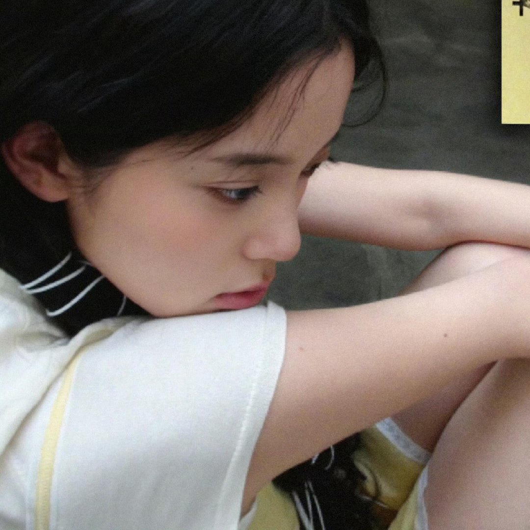 欧阳娜娜拿玩偶当话筒来看娱乐草坪上娜娜随性哼唱，抱着玩偶当作话筒，画风温柔惬意