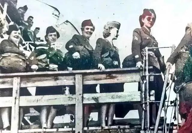 1945年，大量美国女兵抵达日本，她们是以胜利者的姿态来到日本的。她们杠着行李走