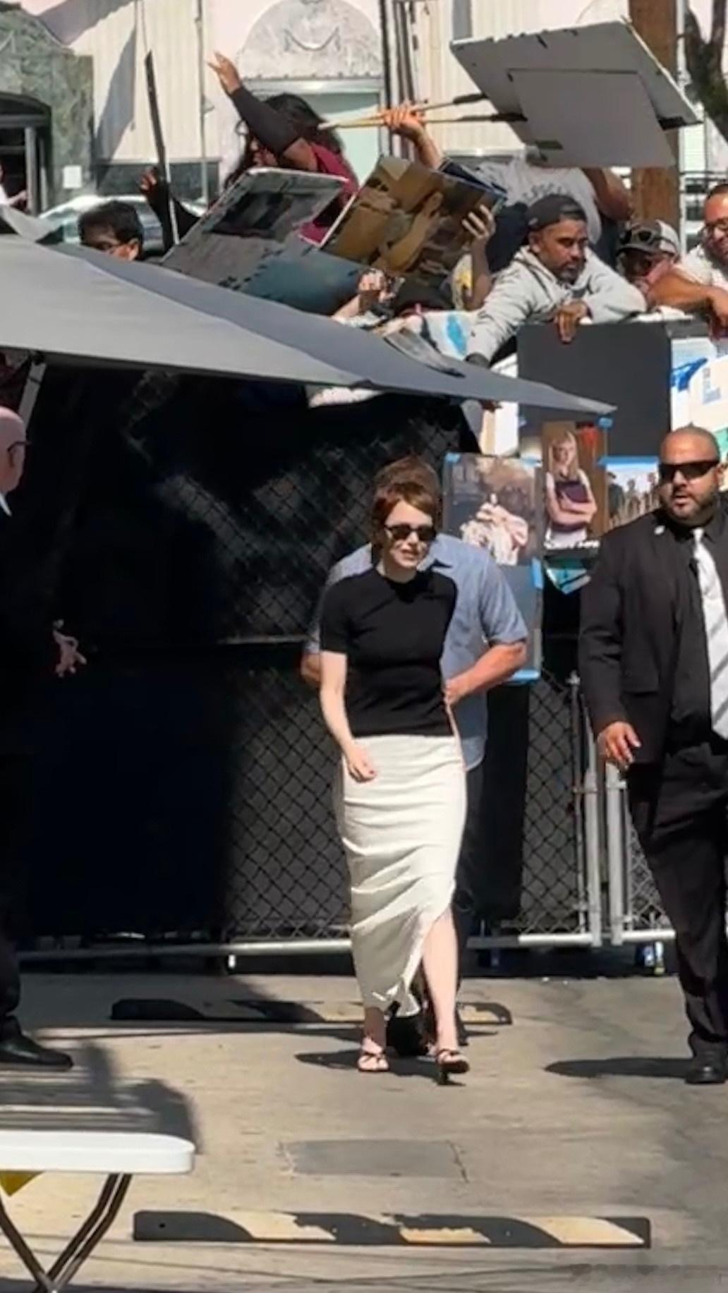 Emmastone艾玛斯通在洛杉矶外出，前往录制JimmyKimmel节目宣