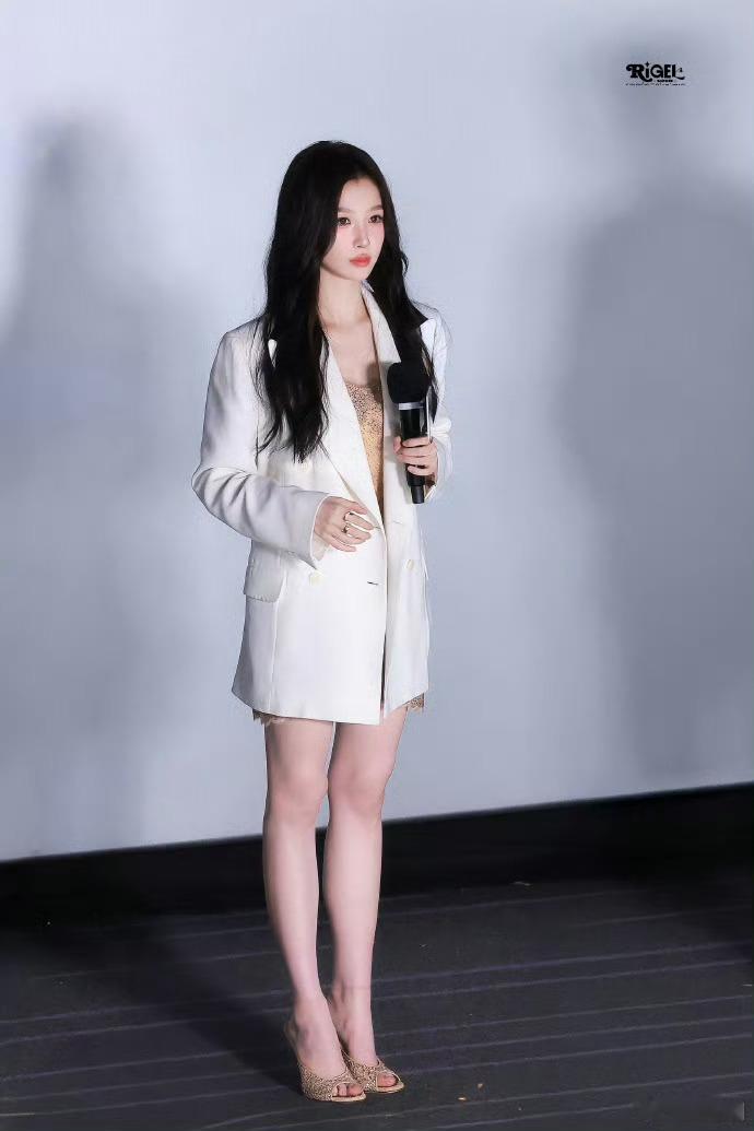 虞书欣虞书欣这身我直呼妈咪真没招了怎会有如此身材之人撩头发撩到了我的心巴上