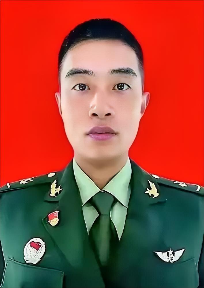 王亮，1999年1月生，江西景德镇人，中共党员，2016年9月入伍，陆军第72集