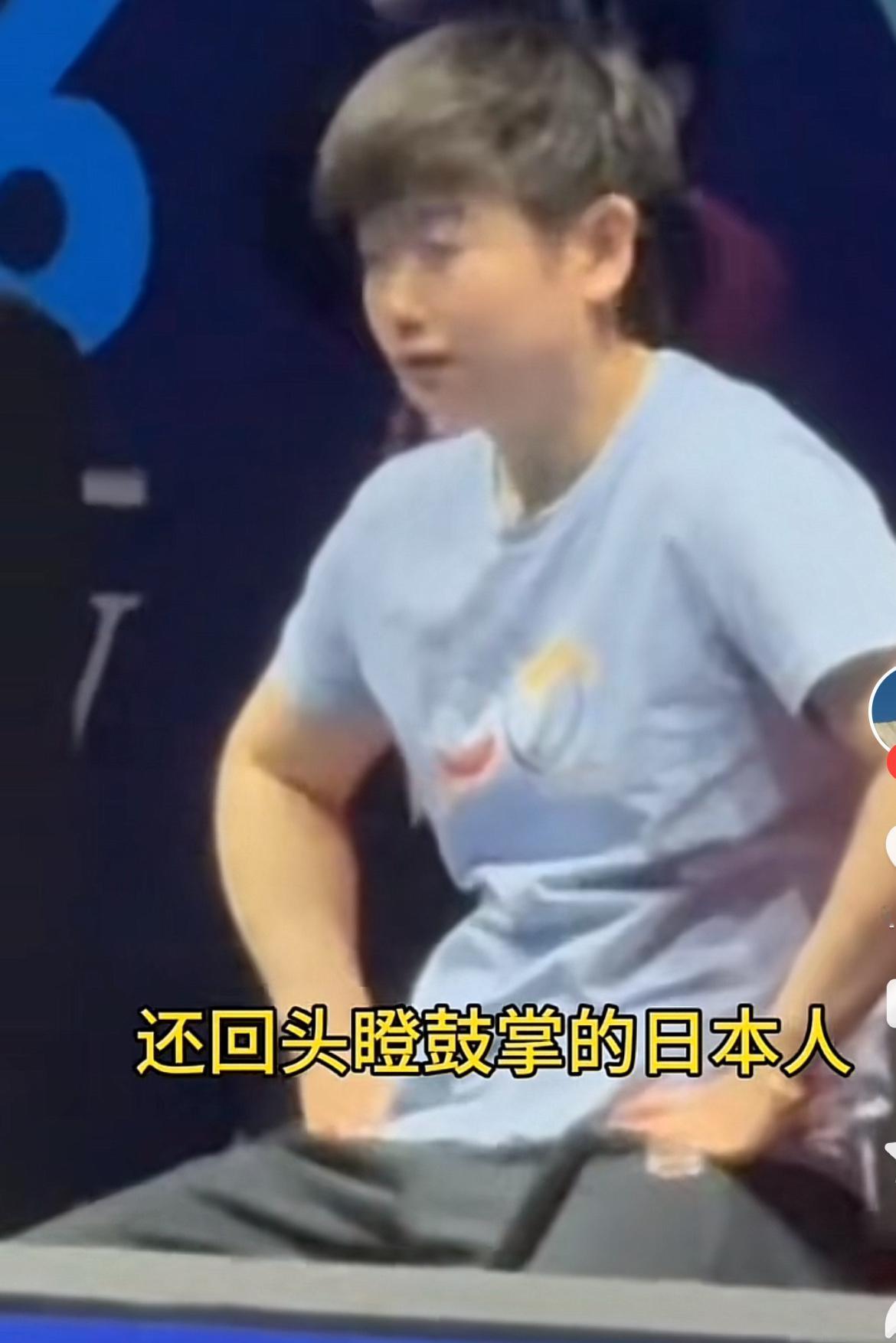 看到曼昱被张本美和3：2战胜，莎莎真是火急火燎，蒯曼上场又输给了桥本帆乃香，莎莎