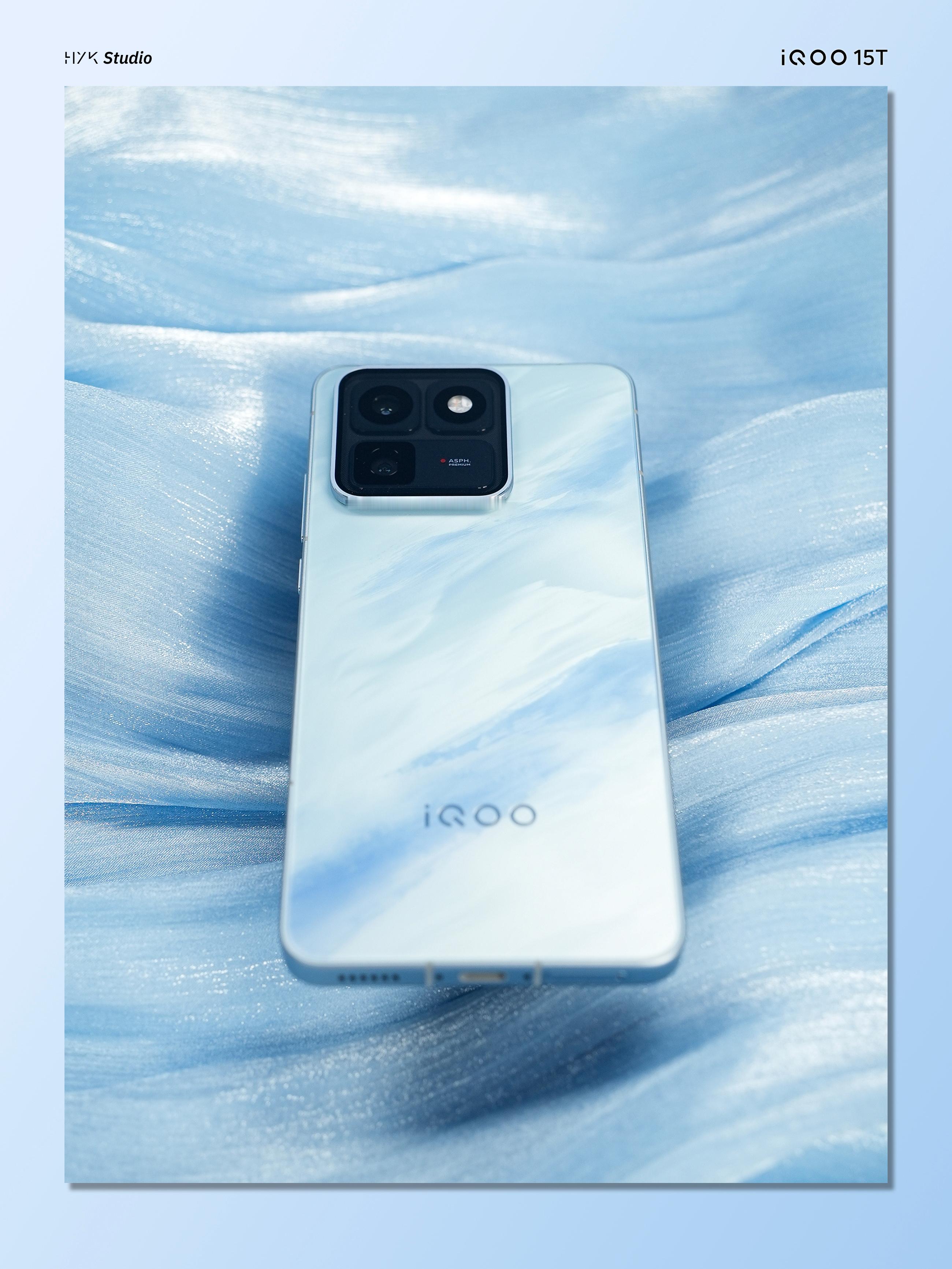 HYK图赏｜iQOO15T「青云」，浅蓝、深蓝、白色交织在一起，有点像晕染开的