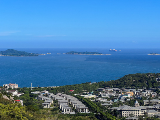 台海这盘棋，很多人盯着一个问题：解放军的军舰战机天天绕岛，为什么就是不真打？ 这种疑问不是今天才有。