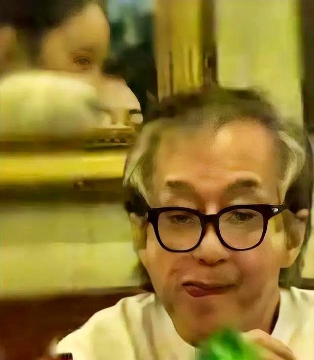 71岁的成龙，可能要后悔了儿子43岁，女儿才26岁，老哥现在拼了老命哄老