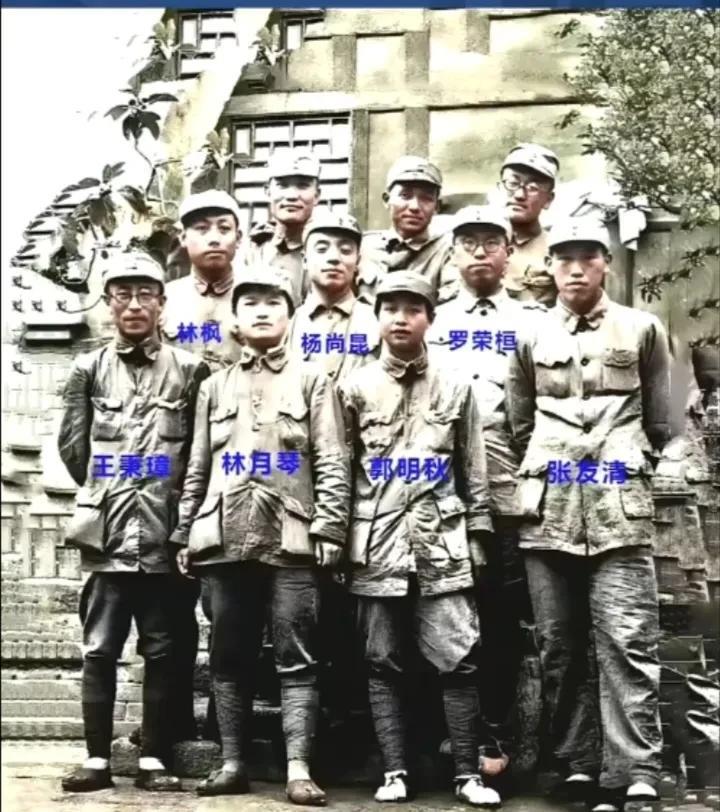 一张抗日战争时期的合影，他们是在敌后与日军作战的英雄。