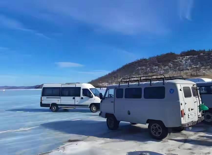 最近，俄罗斯贝加尔湖奥利洪岛附近的冰面上，出了一起让人痛心的意外。一辆载着不少游