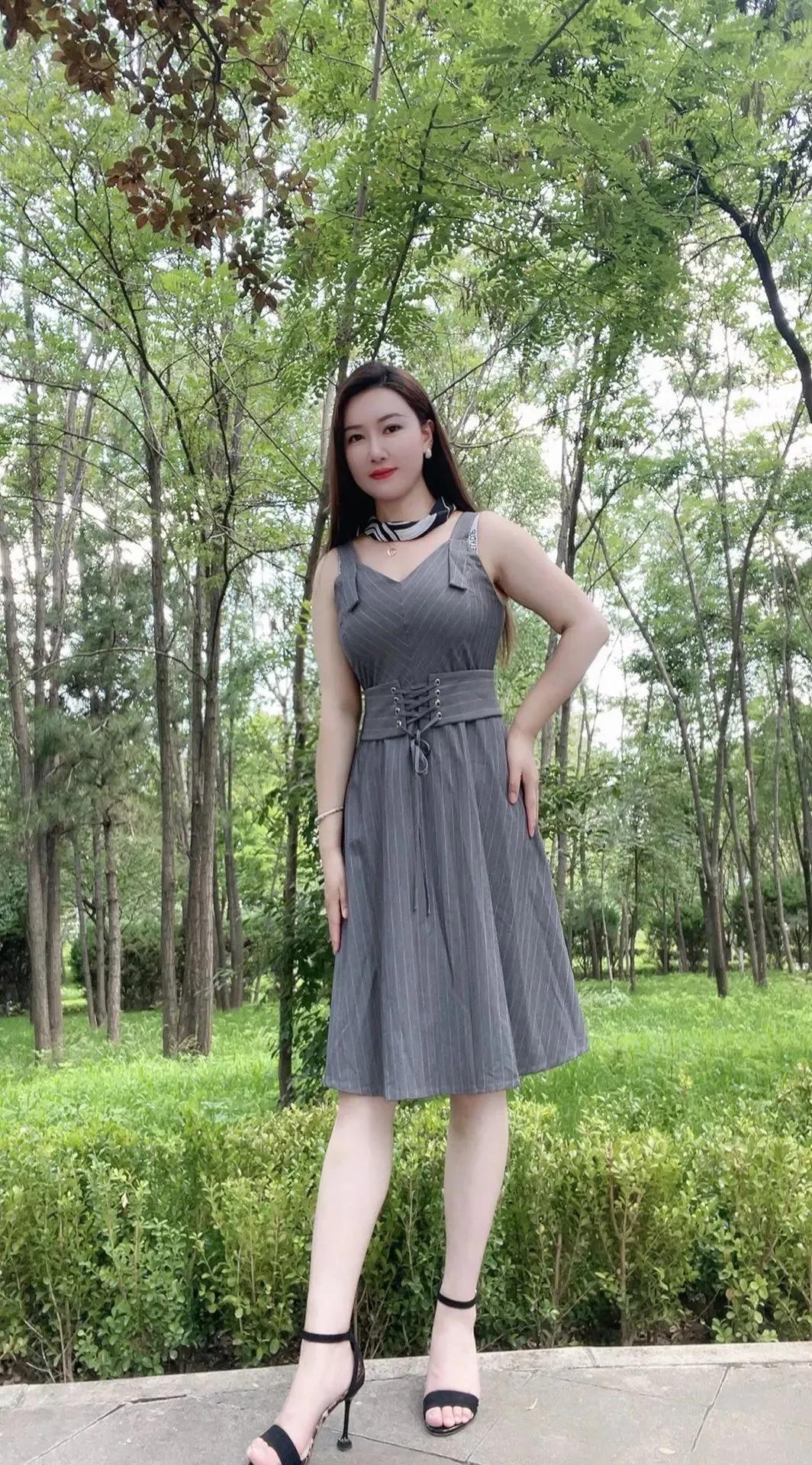 如何看待女生穿丝袜新买的裙子搭配肉色丝袜，邀请男票来评论一下！
