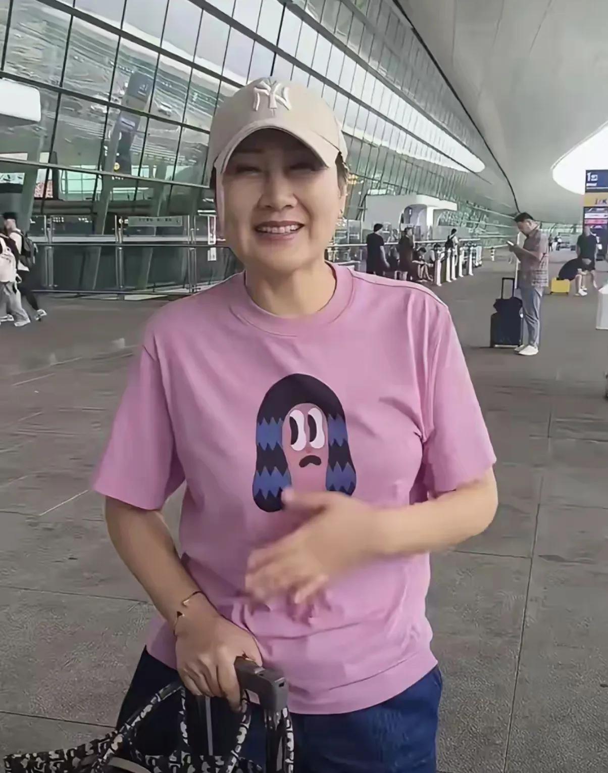 终于知道张凯丽为什么喜欢穿短裤的原因了。63岁的张凯丽身体状态是真好，脸和身