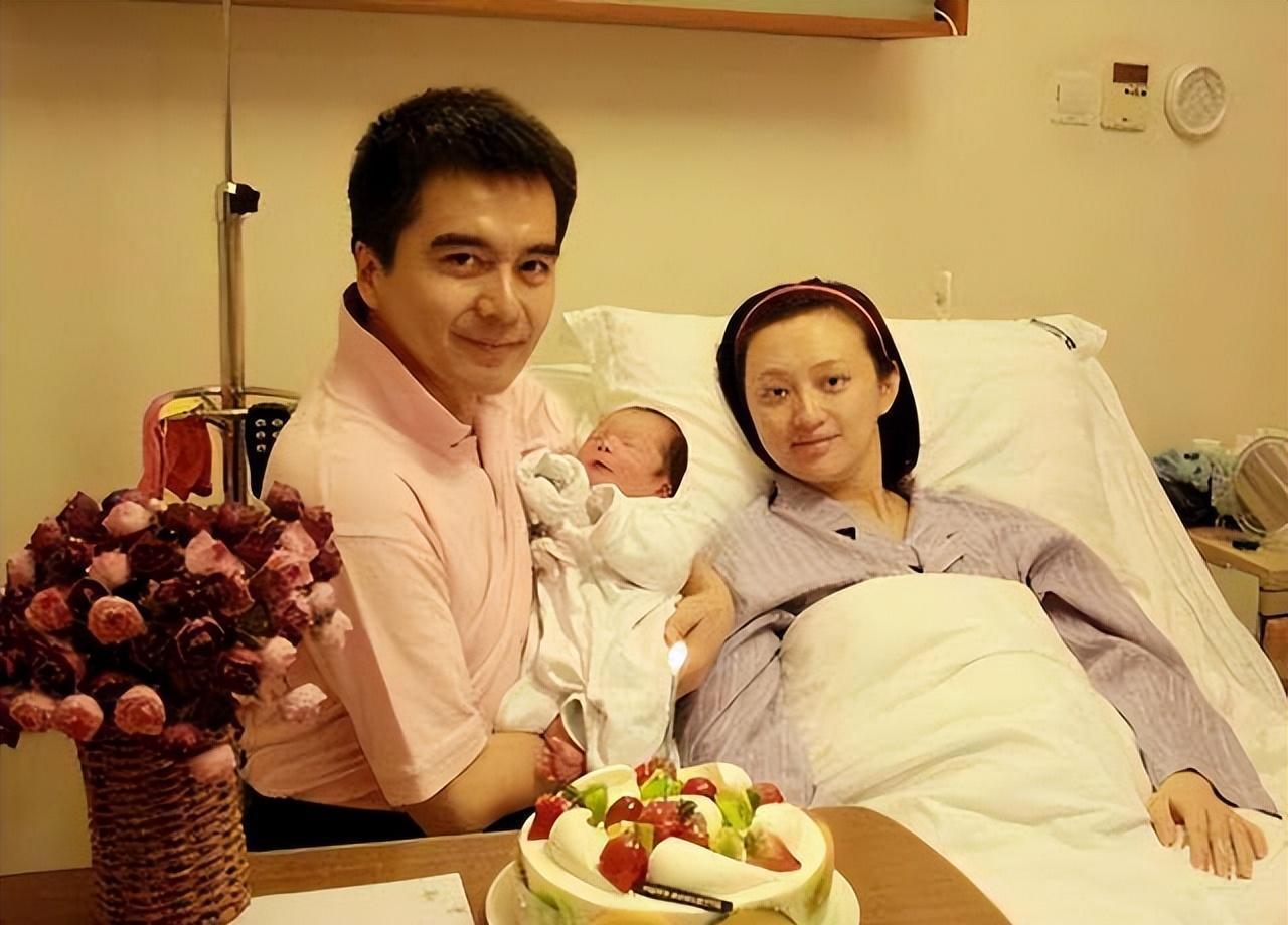 你知不知道，离异家庭的孩子，最不想要的就是爸爸的抚养费。孩子盯着手机等爸爸说“