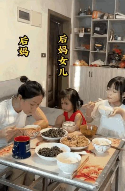 爷爷来看孙女，却见后妈打掉孙女夹的肉。老人家对孙女疼爱有加，自从儿子和前